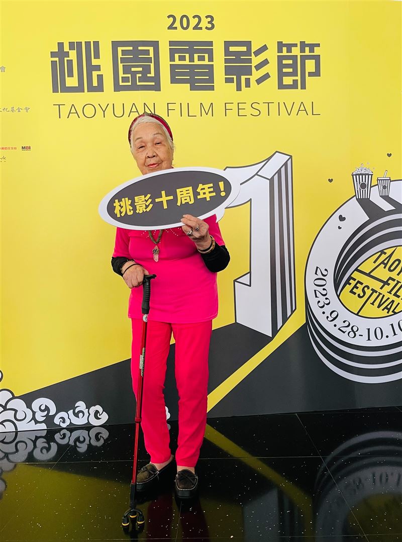 失智阿嬤的神奇之旅!《B級殭屍片》笑中藏洋蔥 失憶前的珍貴禮物