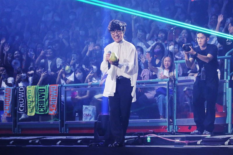 盧廣仲唱到一半！「劉德華」驚喜現身全場尖叫　超多大咖全來了