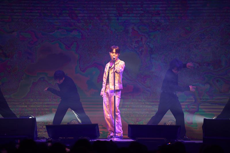 金在煥「邊跳邊飆高音」嗨爆信義區！首當導師超有感：想起出道的模樣