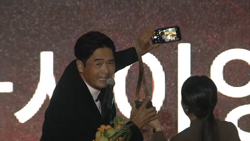 釜山影展／周潤發台上失控玩自拍！劉德華、李安「現身祝賀」永遠的大哥