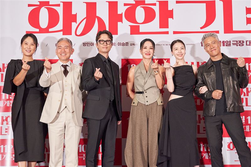 嚴正化合體「女兒」亮相！媽媽像姊姊「美出新高度」網笑：女兒輸慘了