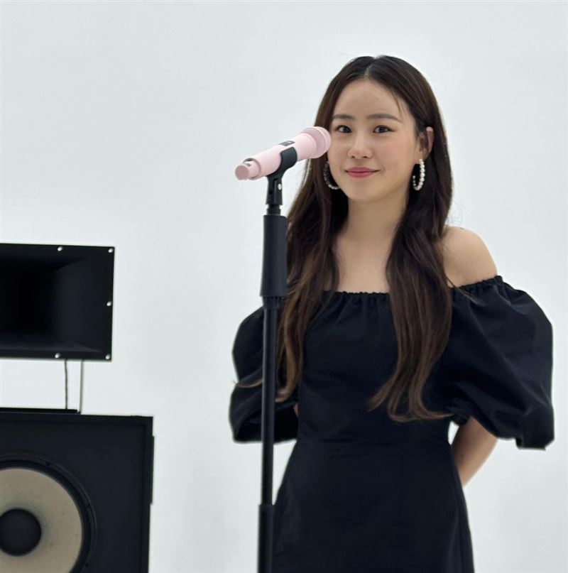 遭冷凍逾600天⋯公司家族照獨缺所屬團　韓女星怒斥：合約允許霸凌嗎？