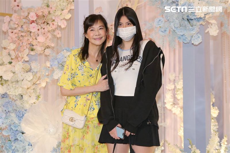 張晨光嗨娶媳婦！她帶18歲愛女首亮相「婉君表妹」俞小凡開心笑了