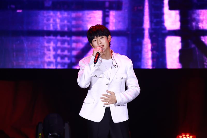 丁海寅不畏小犬趴趴走！遇「埋伏」收大禮    台北意義重大