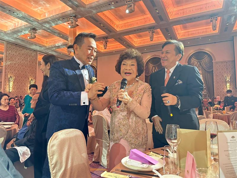 獨家／張晨光娶媳登台致詞猛催生！謝周遊「沒有阿姑就沒有我」全場哭了