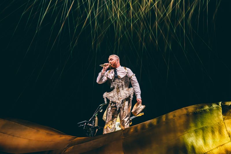 山姆史密斯首開唱！套馬甲登場送飛吻　大讚：台灣是個美麗國家