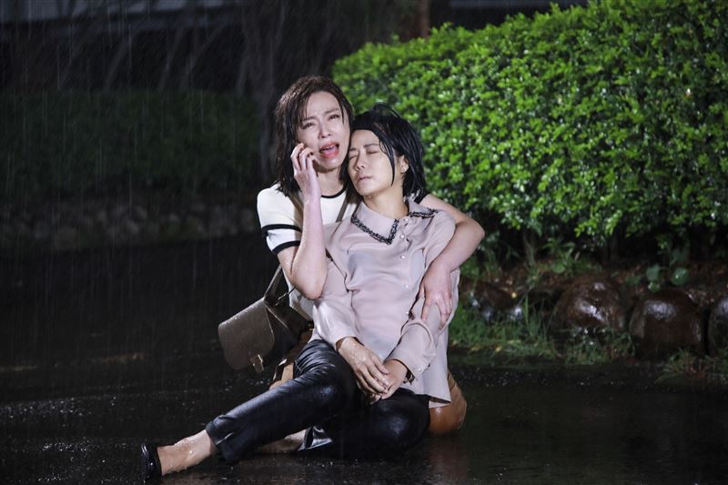 母女相認崩潰了！王瞳拍戲全身濕透「罕見走光」底褲全被看光