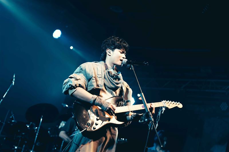 鮮肉男星李浩瑋走進粉絲身邊開唱！警告如果偷摸就提告　全場反應超激烈