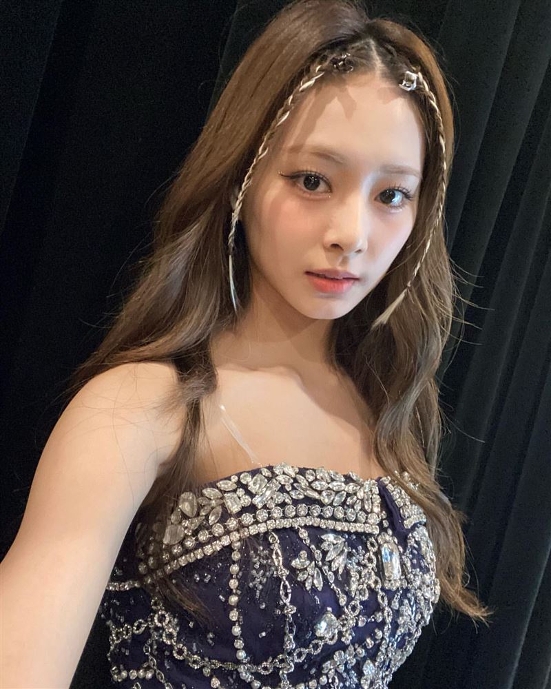 心疼周子瑜遭冷凍「全團唯一」無個人活動！兩卡車停JYP大樓門口抗議