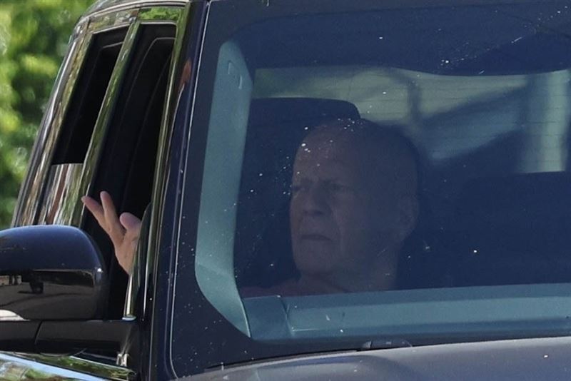 布魯斯威利病情嚴重！失智症惡化「已無法言語」蒼老失神模樣洩