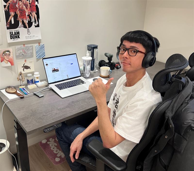 走鐘獎／阿滴舉牌抗議沒入圍！中指通學他卻舉這「流量番號」網笑翻