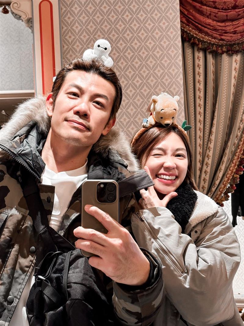 有喜了？曾智希、陳志強參加洪詩寶寶性別趴　「手摸肚」萬名網友全嗨翻