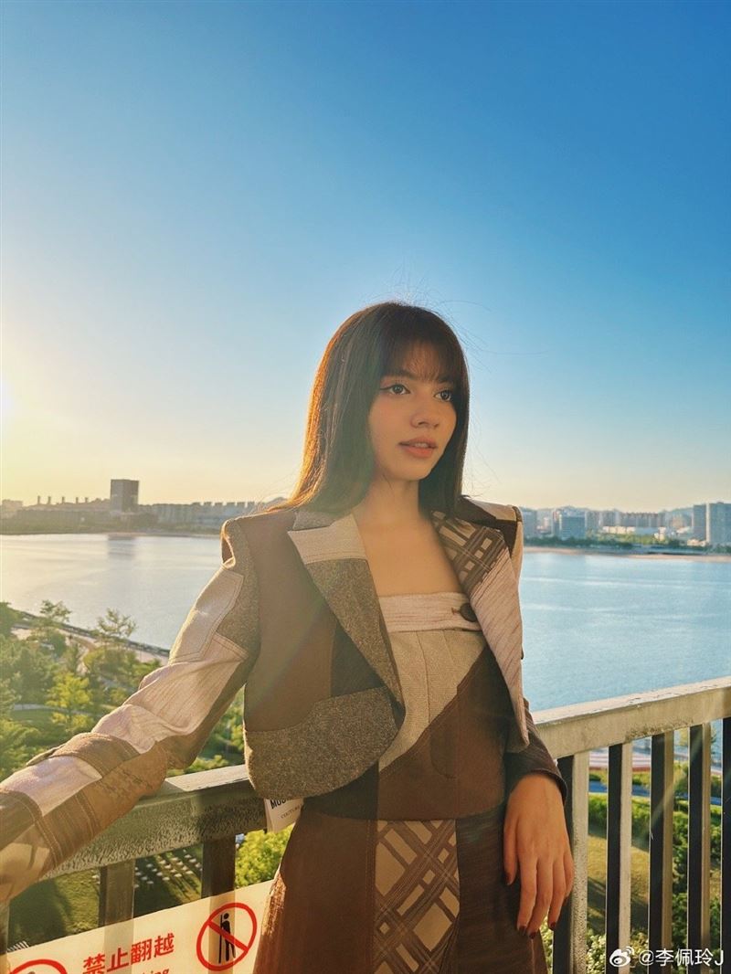 女歌手撞臉Lisa！遭喊「建議內娛封殺」　網一看原因全附和