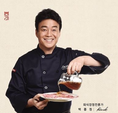 婦人心跳驟停突倒下！韓國廚神「CPR與死神搶人」　成功救下一命