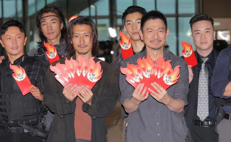 劉德華新片開機！與謝霆鋒同框「看不出年齡」　網：真的差19歲嗎