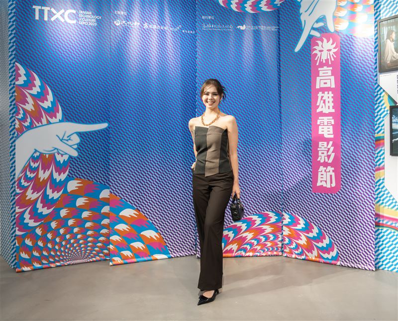 色情直播主真面目公開！普女蛻變情色女王「對著手機接客」