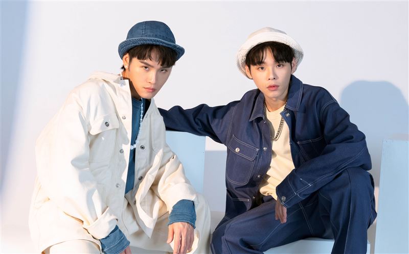 展榮展瑞跟風手勢舞！NG三十次超崩潰「54448」秘藏驚人含義