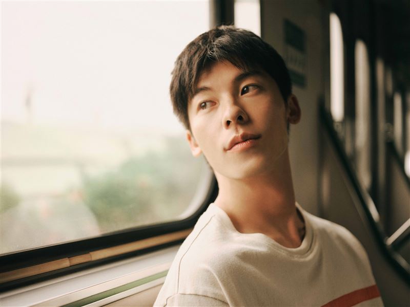 許光漢姊弟戀曝光！飛到日本尋找初戀「超甜蜜合照外洩」親吐：很想見她