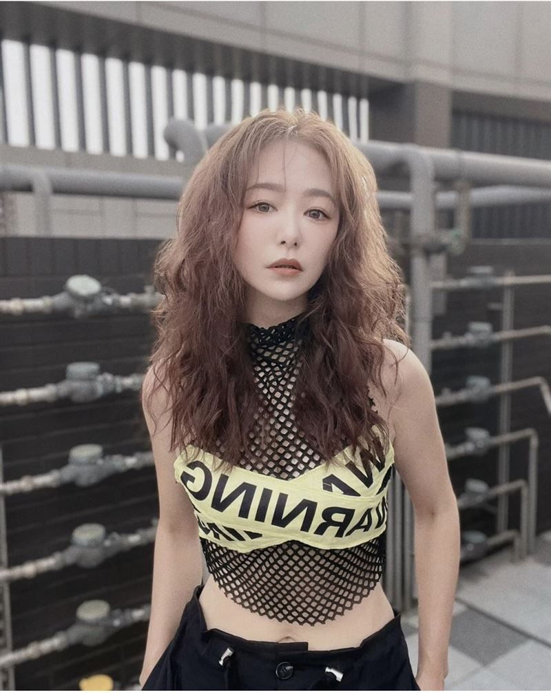 台8女神離婚2年熱戀中！茵芙新造型超罕見　洞洞裝辣成韓國女團網瘋狂