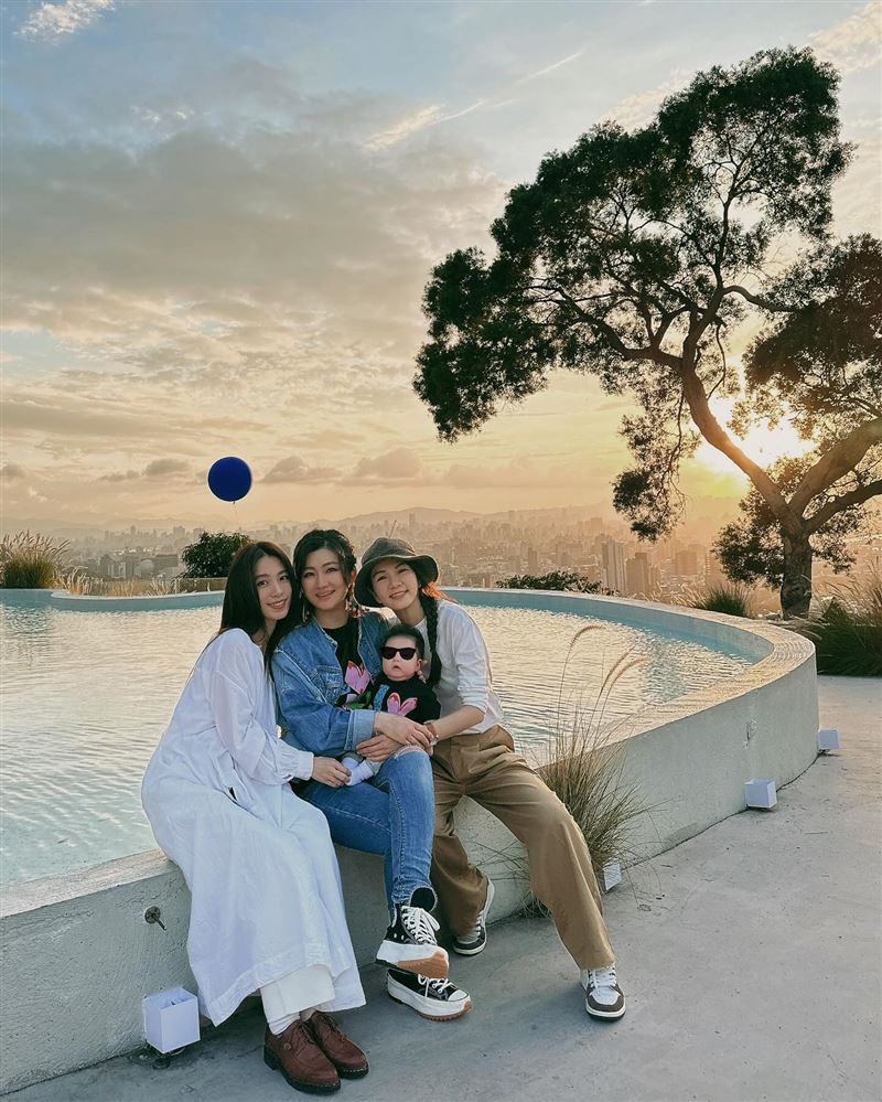 Selina生日甜曬全家福!兒子正面照罕曝光 淚喊「是愛的年紀」