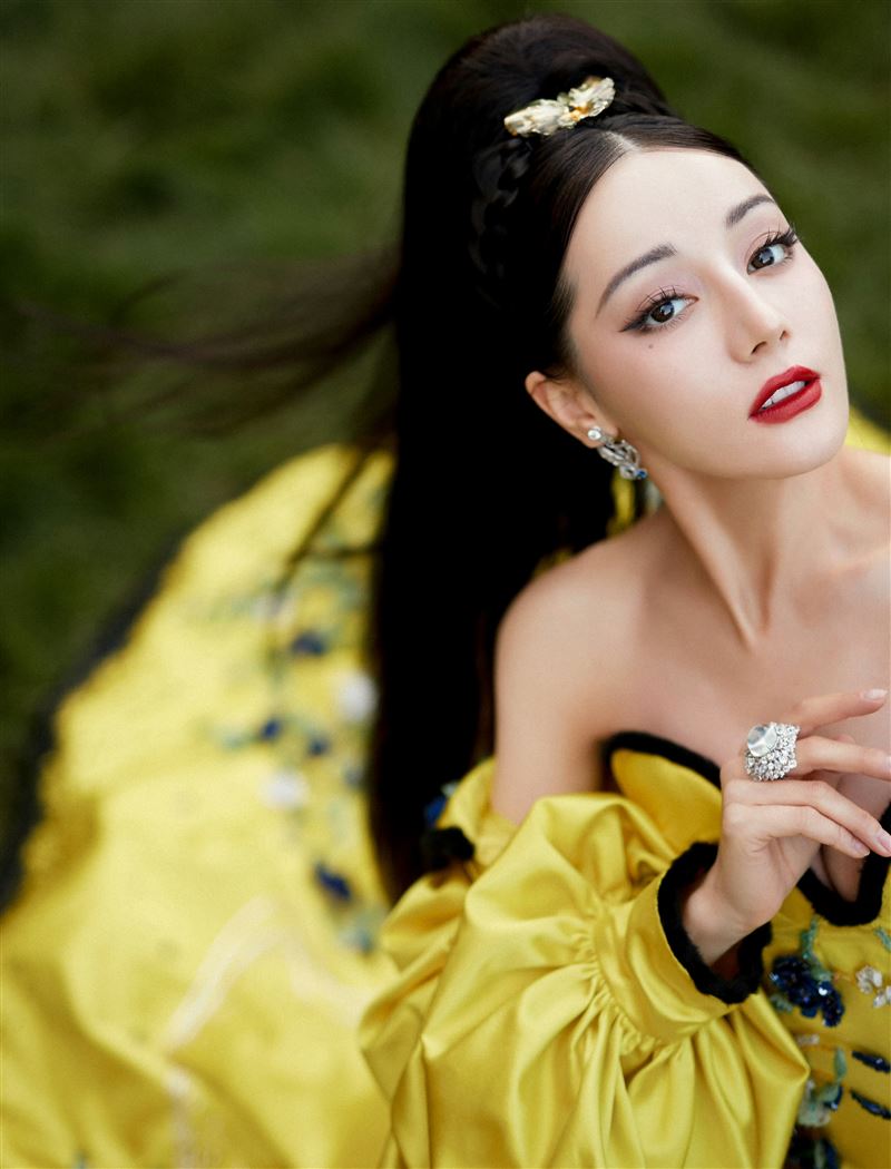 徹底取代范冰冰！迪麗熱巴紅毯成「女帝登基」    網：差點喊皇后萬福