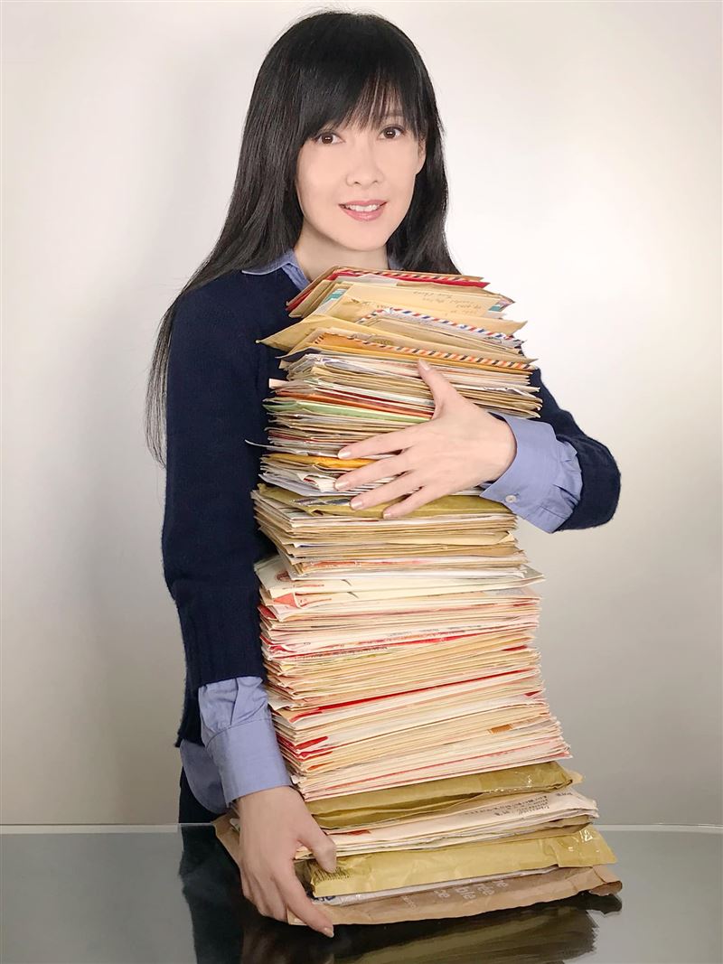 周慧敏喊話粉絲「別再寄信」!網證實超寵粉真相:收到好幾次回信