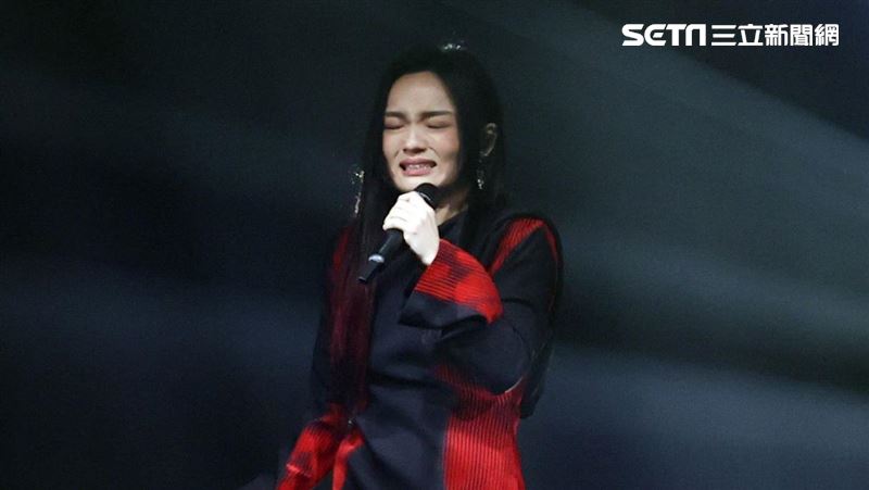 徐佳瑩產後首度開唱！唱這首歌不到5分鐘就泣不成聲　突然癱倒在地