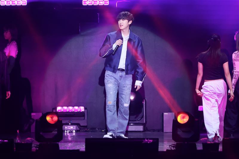 燦烈唱到一半爆狀況！見粉絲「彩虹燈海」應援超感動：真的不想結束