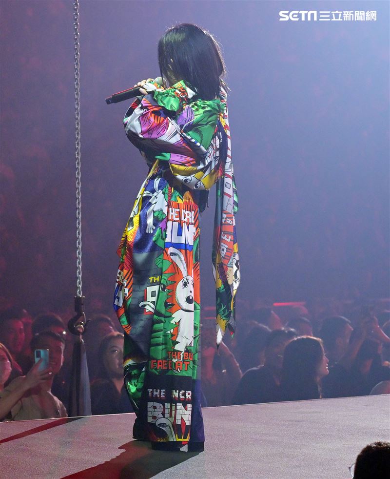 徐佳瑩唱到一半突然停住！驚喊脖子閃到　當場狂揉差點唱不下去