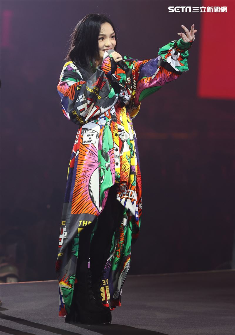 徐佳瑩唱一半點名男記者！遊戲激戰3分鐘認輸了　超級好康當場讓別人