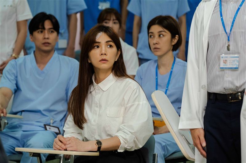醫療劇王識賢尬柯叔元！20年前人生巨變隱身診所　Ella卡中間飆關鍵演技