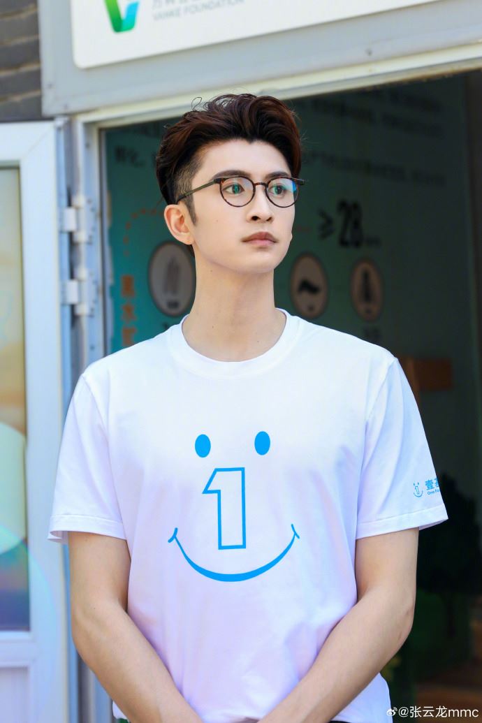 陸狗仔爆戀情認錯人！經紀公司打臉「不是張雲龍」    男星尬回：那是我