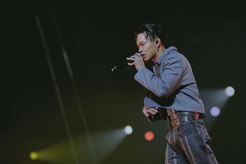 高爾宣被扒光！「衣衫不整」衝上台　唱到一半竟遇突發狀況