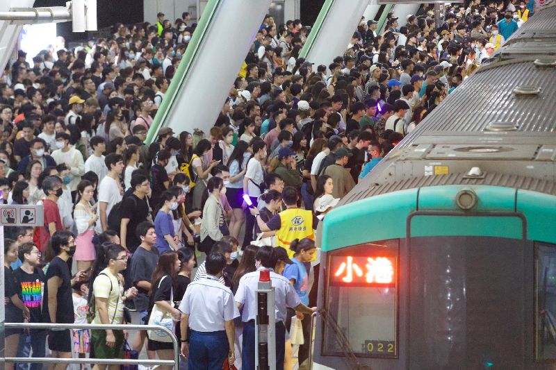 Coldplay演唱會「場內外破8萬人」！超越BLACKPINK　高雄82分鐘完成散場