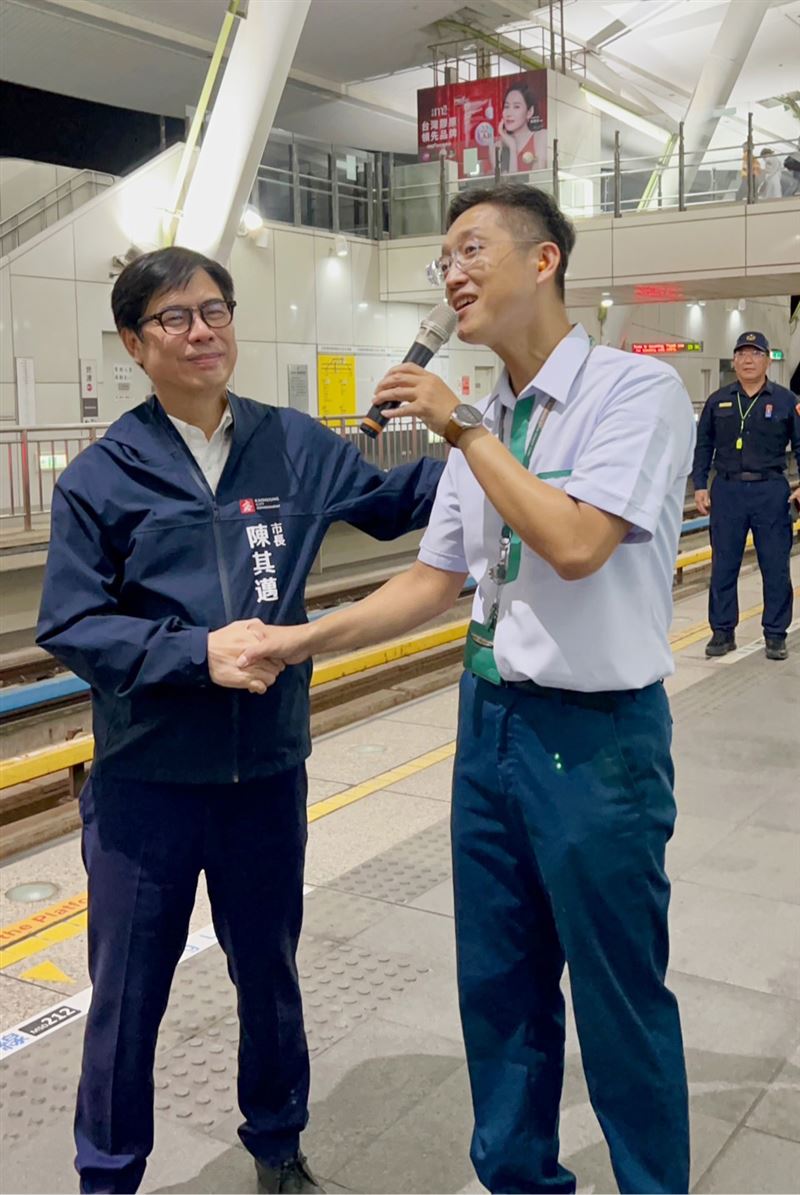 影／Coldplay演唱會8萬人散場！「高捷站長」月台開唱　3首歌嗨翻全場