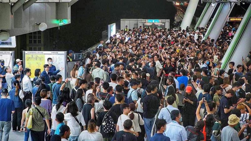 快訊／Coldplay下次見！巡迴演唱會台灣站結束　散場人潮曝光