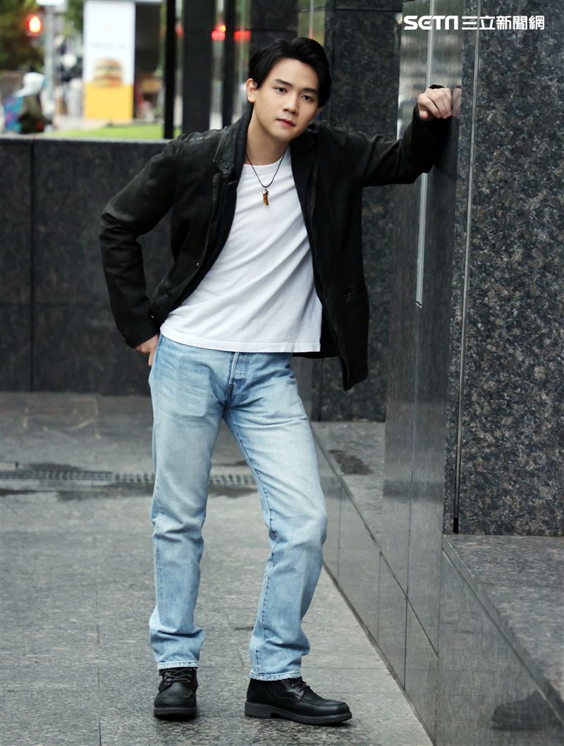 謝祖武斷兒子金援！20歲星二代謝展榮出道養活自己　當水泥工領日薪2500