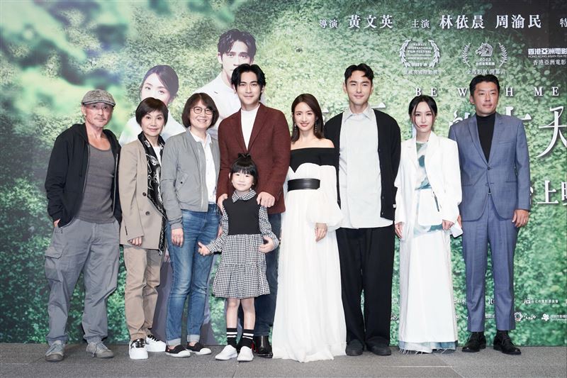 周渝民女兒顏值超高！林依晨一看驚呼「太正了」票房破億祭出限制級福利