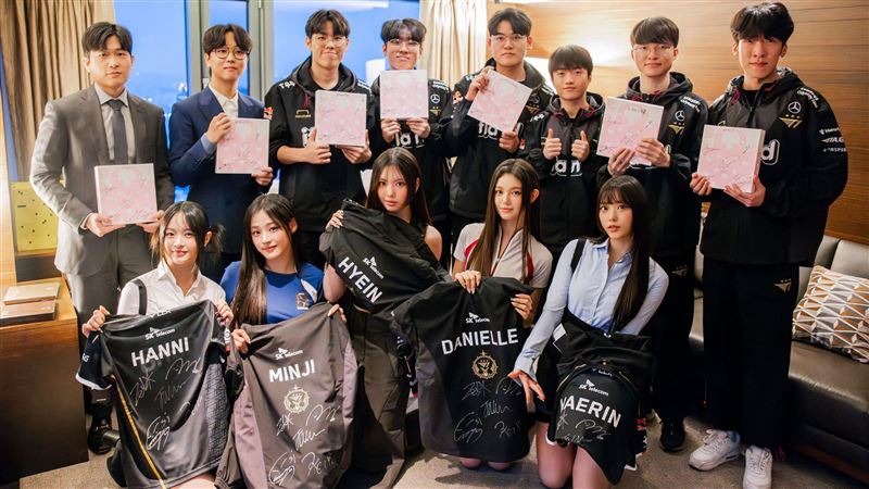 NewJeans「跪姿」合照T1惹中國粉絲不滿　痛罵：憑什麼要跪著拍