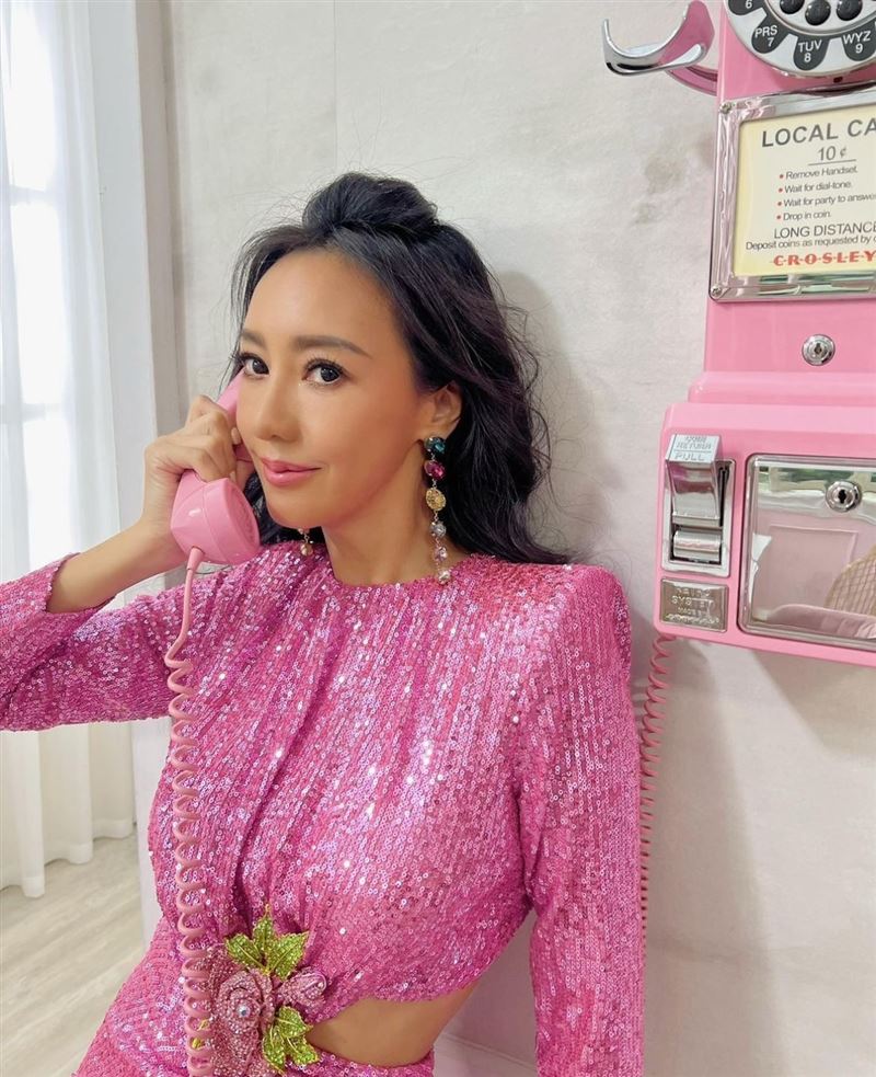 關穎糗了！參加婚禮「衣服不合身」狂滑下　接連出包自嘲：很狼狽