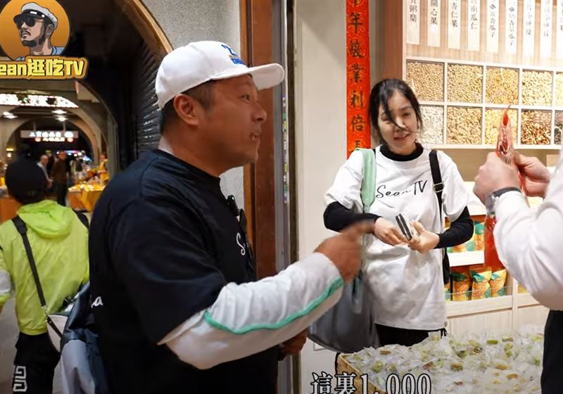 中國網紅迪化街買糖「1包1000元」！台灣人罵爆　店家：牛軋糖界愛馬仕
