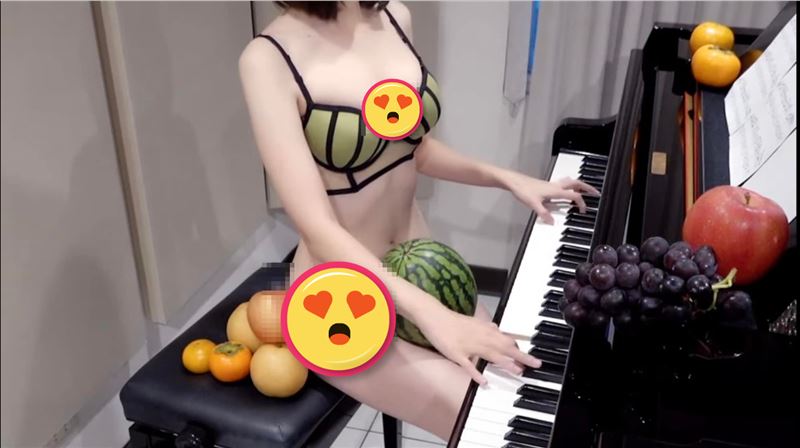 只用西瓜擋重點部位！鋼琴YTR小P再破尺度　鄉民暴動：不會黃標嗎