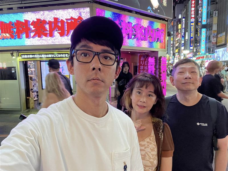 阿滴帶父母遊日本 媽見「無料招牌」被吸走!留他站門口喊:危險