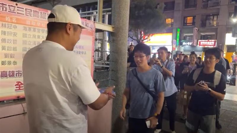 中國網紅突襲瑞豐夜市　粉絲擠爆領T恤！網來不及喊：我屏東剛下班