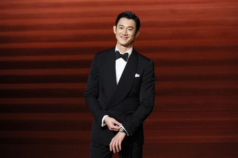 金馬60／Lulu脫口秀尬5準影帝　比手語還摸胸肌！網全笑翻了