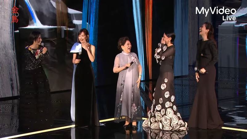 金馬60／陳淑芳唸錯林品彤姓名...5影后全慌了！「卡詞、看小抄」笑翻網