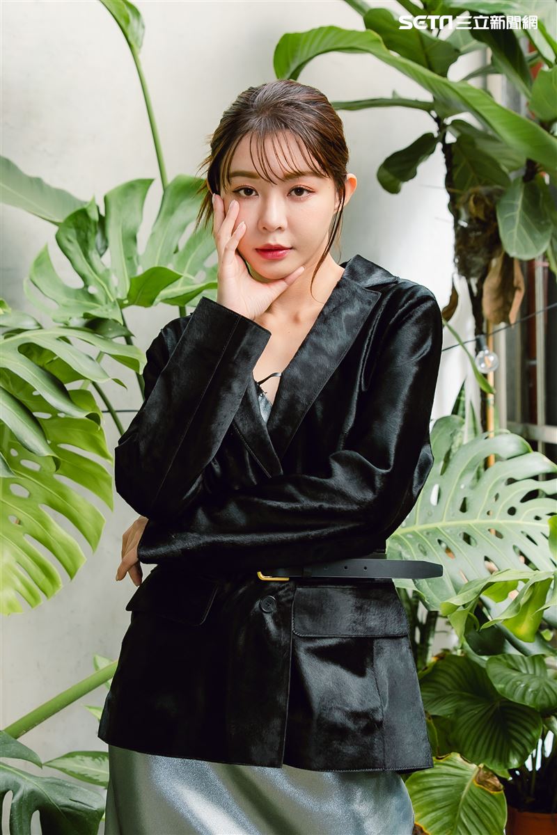 獨家／《此時此刻》單親有一女！啦啦隊女神怒槓賈靜雯飄火藥味內幕曝光