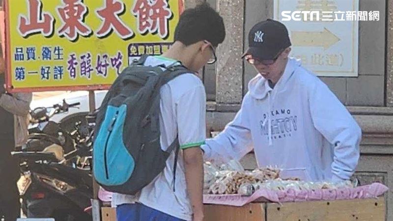 獨家／直擊鄧佳華超慘近況！擺路邊攤賣大餅　嫌當助理吹頭髮太累不幹了