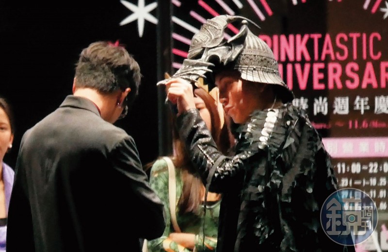 王大陸掰了蔡卓宜！萬聖節大膽纏辣新歡　「親密舉動」全拍下