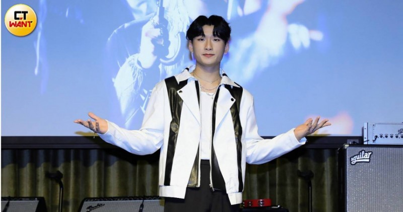 才下禁愛令！《原子》范范爆熱戀經紀人　大街「十指緊扣」不怕看